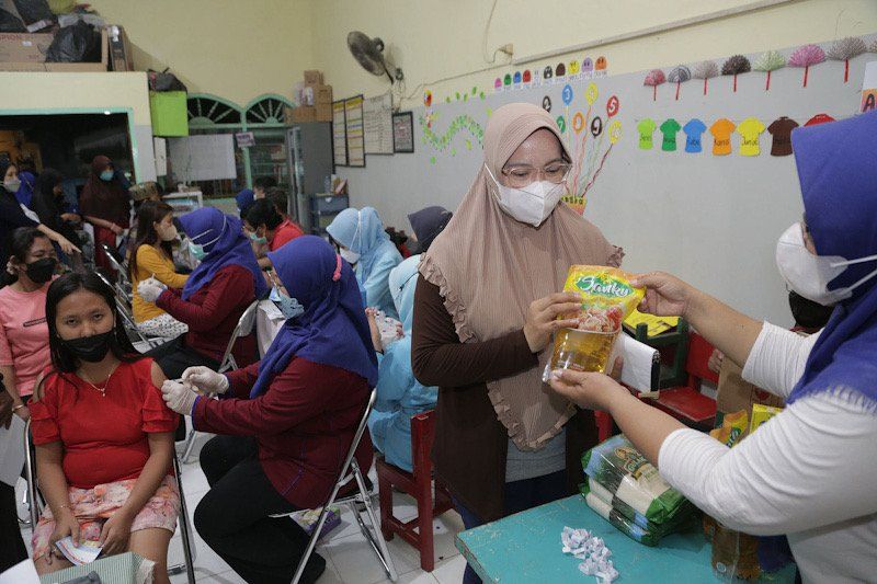 Tarik Minat Warga, Lurah di Surabaya Berikan Hadiah Bagi yang Ikut Vaksin Booster