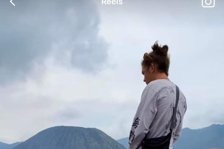Kencing <em>Sembarangan</em> di Kawah Gunung Bromo, Perilaku Turis Nakal Ini Disentil Warganet