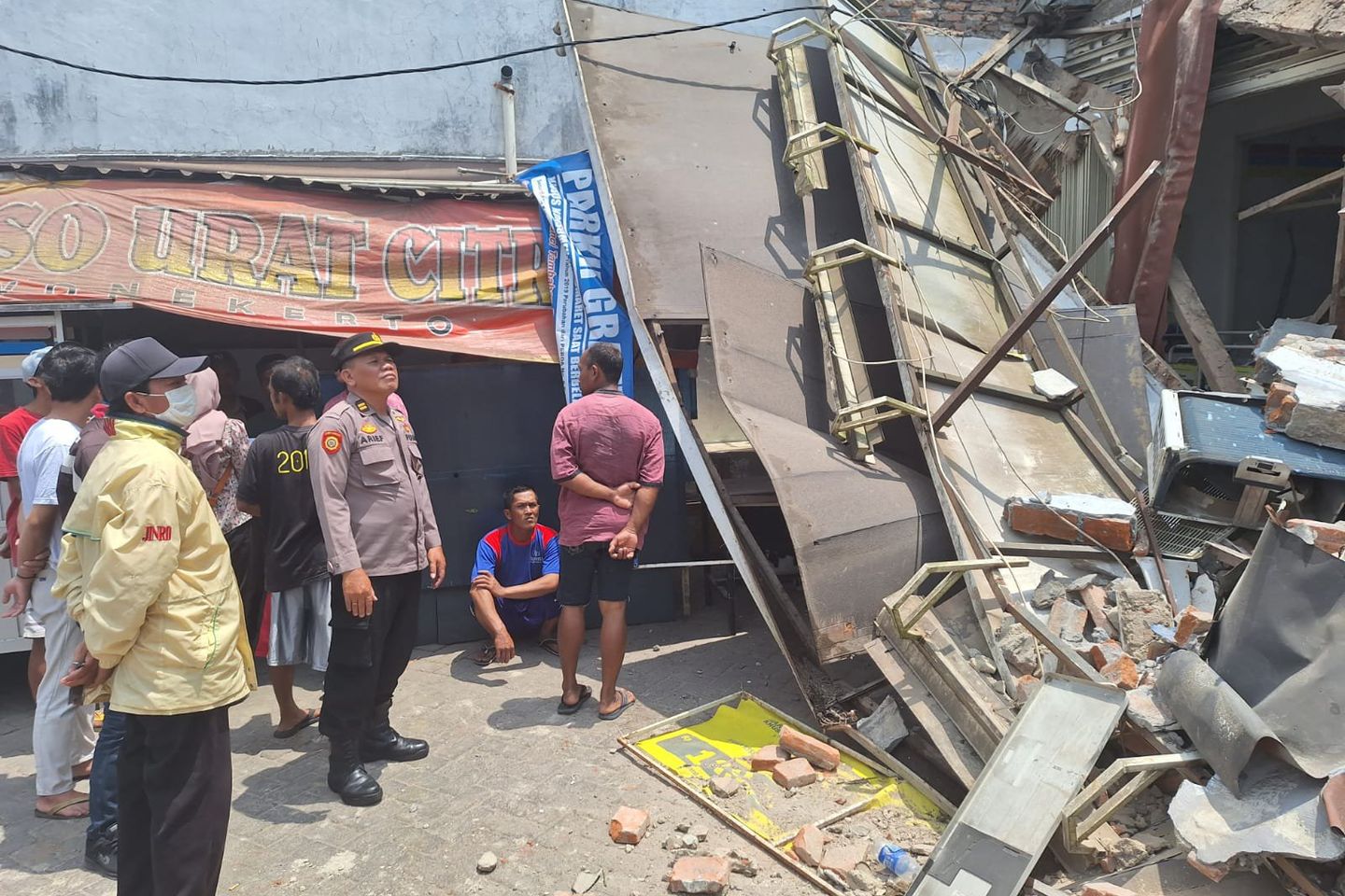 Atap Bangunan Roboh, 2 Pekerja Luka saat Perbaiki AC