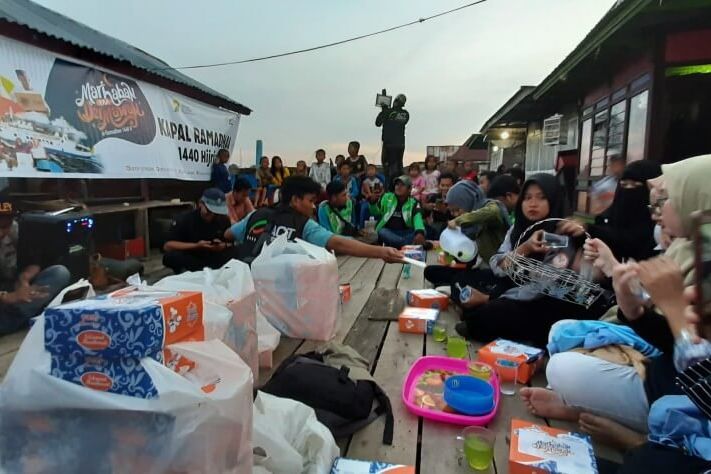 Kapal Ramadan Antar Paket Pangan ke Pulau Salah Nama