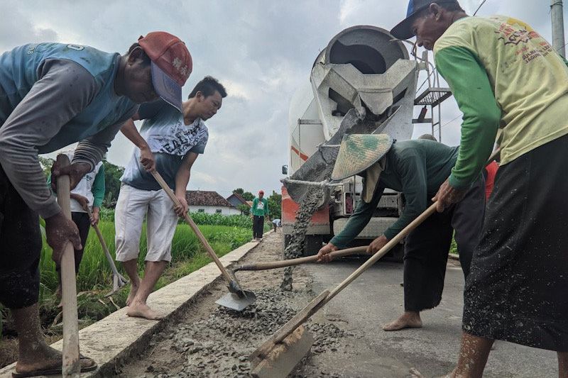 Juragan Ayam di Ponorogo Keluarkan Uang Pribadi Rp 420 Juta untuk Perbaiki Jalan di Desanya