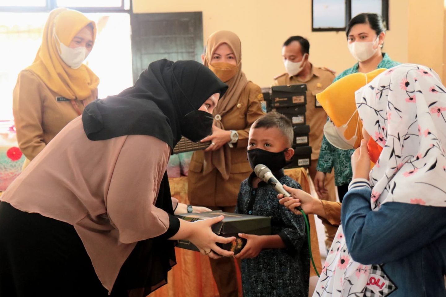 Ratusan Anak Yatim Piatu di Probolinggo Terima Bantuan Sepatu Olahraga