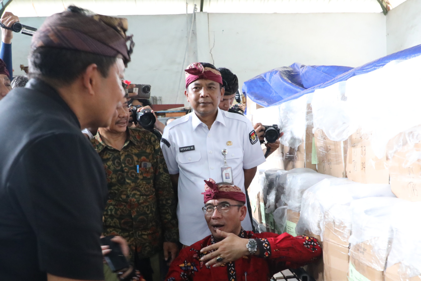 KPU dan Bawaslu RI Pantau Distribusi Logistik Pemilu 2024 di Bali