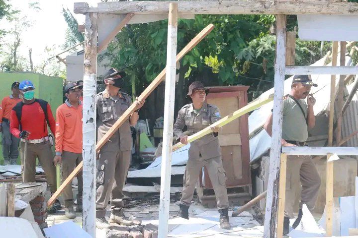 Satpol PP Kabupaten Probolinggo Bongkar Bangunan Liar Prostitusi di Sungai Rondoningo