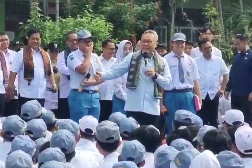 Blusukan ke Sekolah di Gresik, Menko Zulhas Mengecek Pelaksanaan MBG