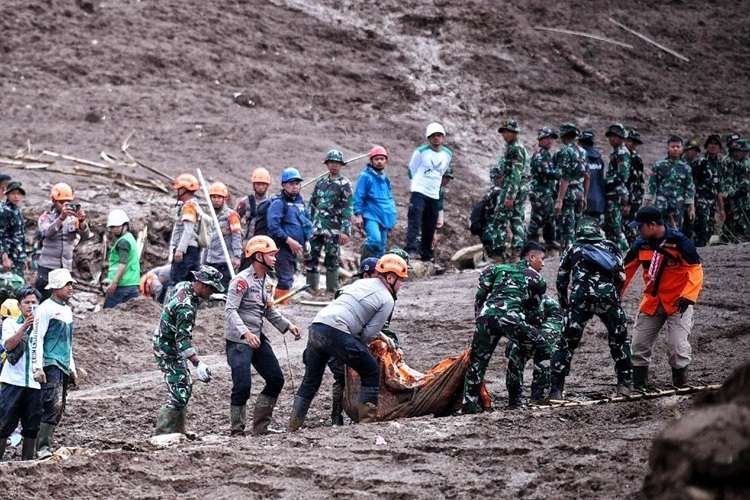 Sedang Latihan, 23 Marinir Tertimbun Longsor di Bandung Barat