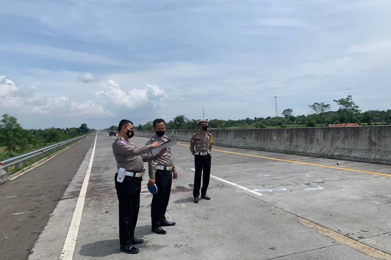 Polda Jatim Olah TKP Kecelakaan Mobil Ditumpangi Daood "Debu" di Tol Paspro