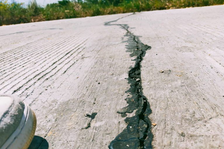 Habiskan Ratusan Juta, Kondisi Jalan Rabat Beton di Omben Sampang Bikin Geleng-geleng Kepala
