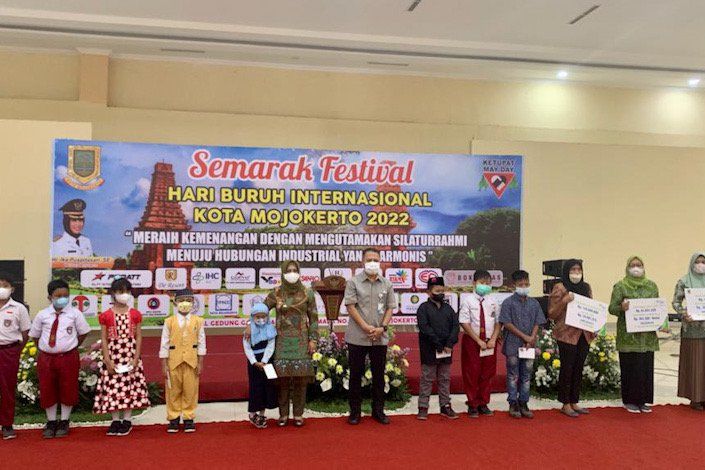 Festival Hari Buruh Internasional, BPJS Ketenagakerjaan Mojokerto Serahkan Santunan 3 Peserta
