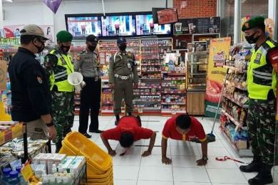 Melanggar PPKM, Dua Karyawan Alfamart Dihukum Push Up