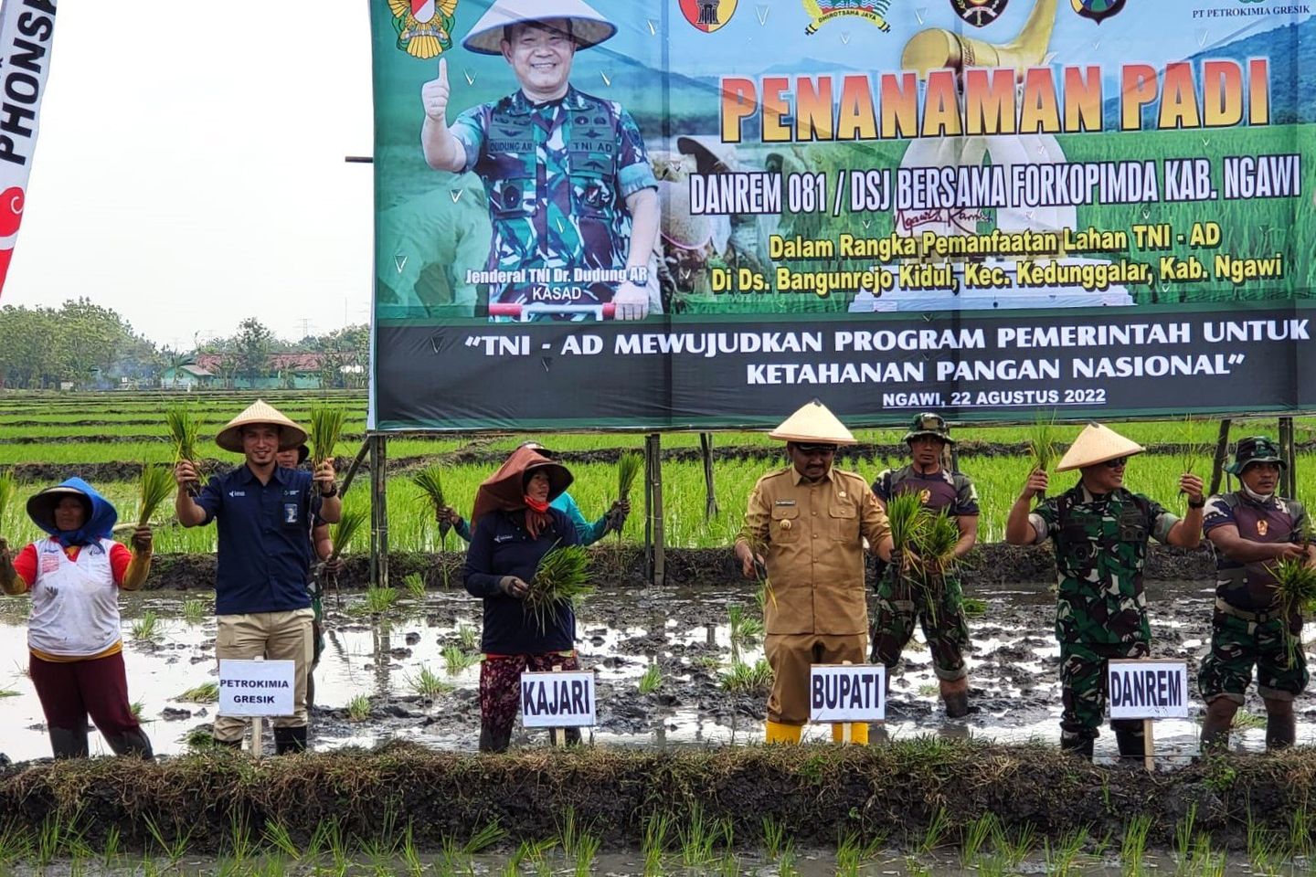 Dukung Program Kasad, PT Petrokimia Gresik Tanam Padi di Lahan ‘Tidur’ Ngawi