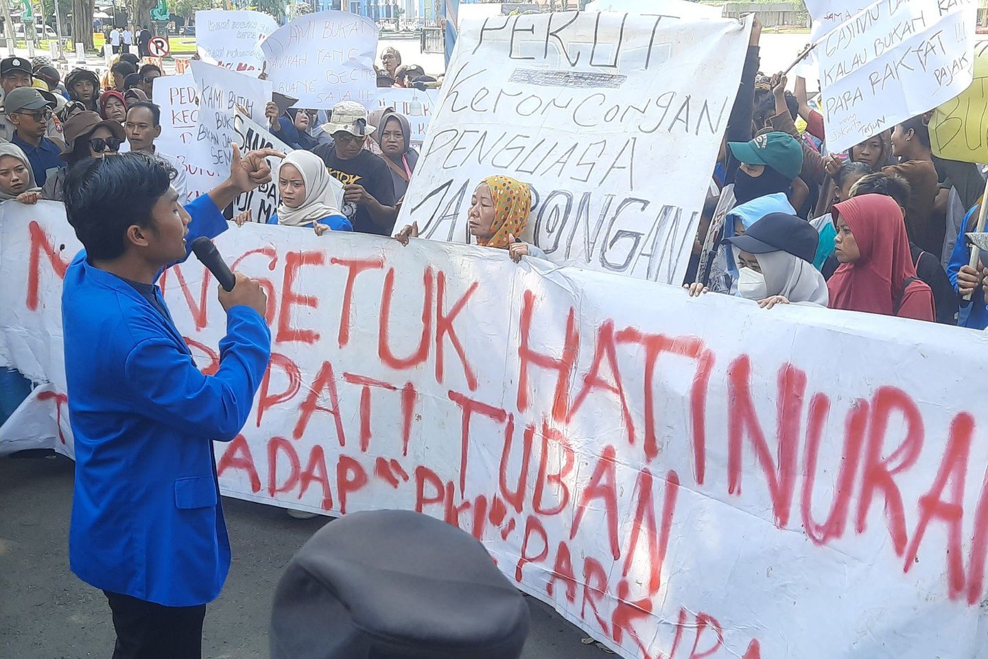 Sepuluh Bulan Berpuasa, PKL dan PMII Tuban Demo Tuntut Kembali Berjualan di Alun-Alun