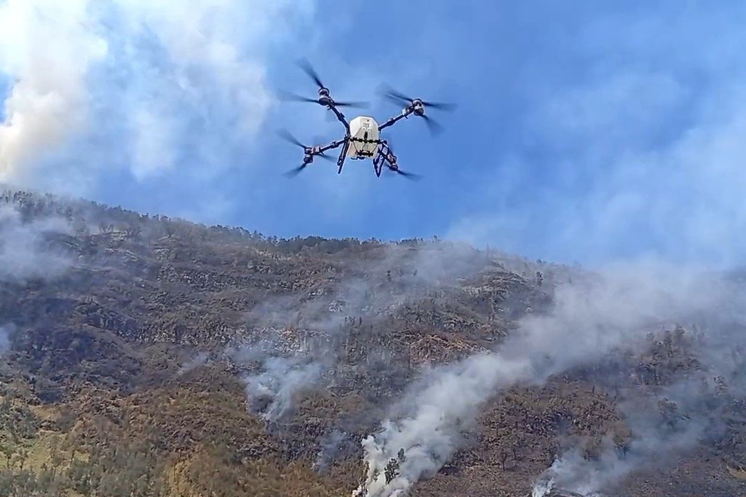 Kebakaran Bromo Semakin Meluas, BPBD Jatim Kerahkan Drone Water Spray