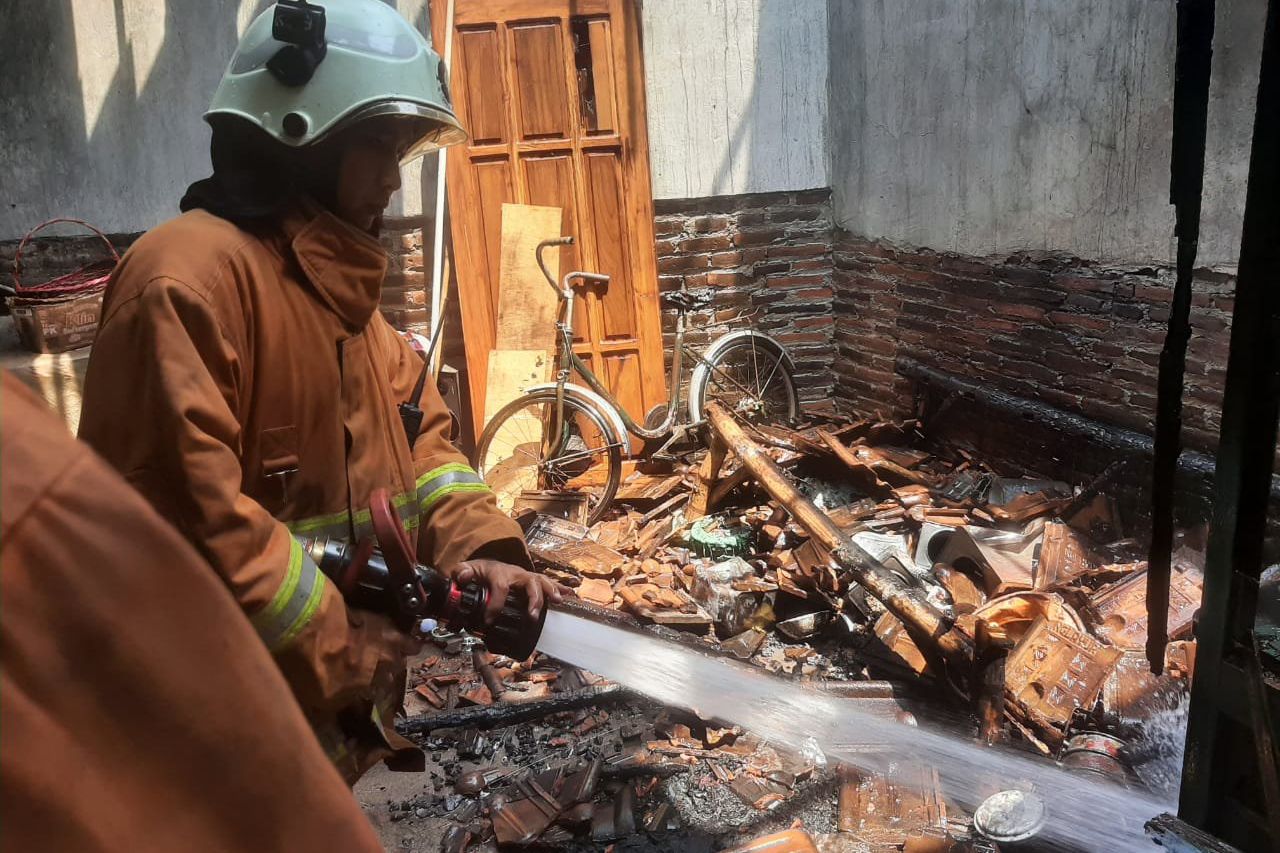 Efek Bakar Sampah, Dapur Rumah Warga Ngoro Ikut Terbakar