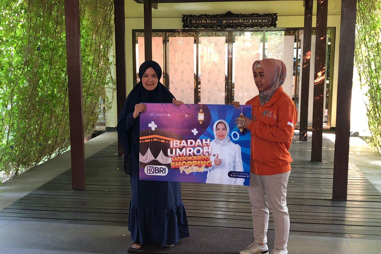 Ning Ita Berikan Hadiah Umroh Pemenang Shopping Festival 2023