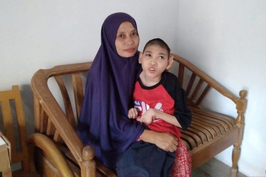 Perjuangan Ibu Untuk Anaknya Penderita Kelumpuhan Otak di Gresik