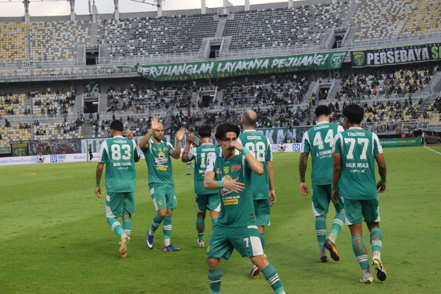 Bernardo Tavares Persembahkan Kemenangan Persebaya untuk Bonek dan Bonita