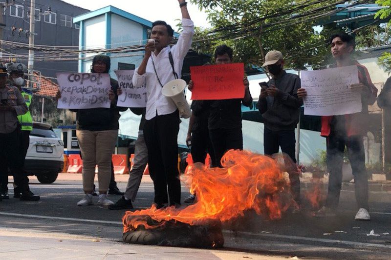 Bakar Ban Bekas, Jaringan Aktivis Demokrasi Indonesia Demo Kantor Dindik Jatim