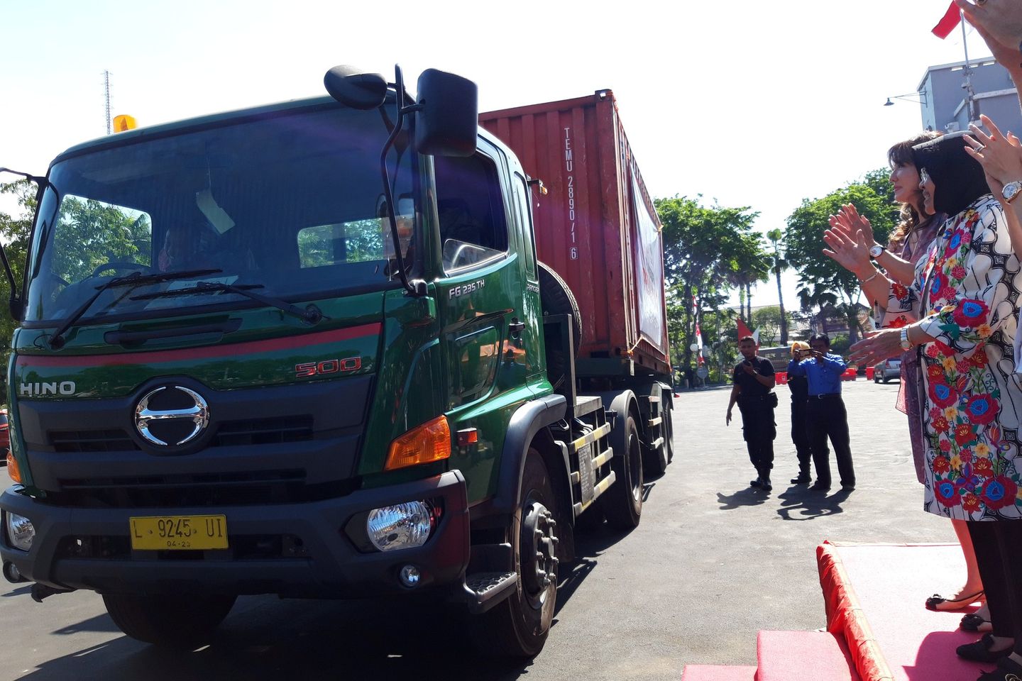 Risma Ajak Pihak Swasta Ikut Bantu Korban Gempa Lombok