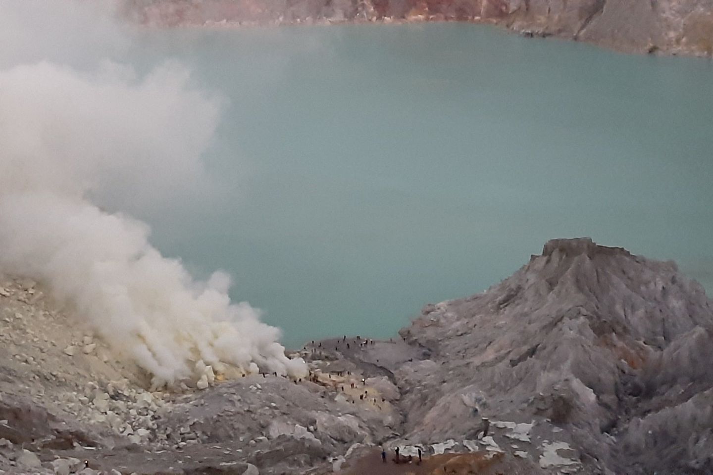Berpotensi Gas Beracun, Pendaki Gunung Ijen Diimbau Tak Dekati Dasar Kawah atau Api Biru