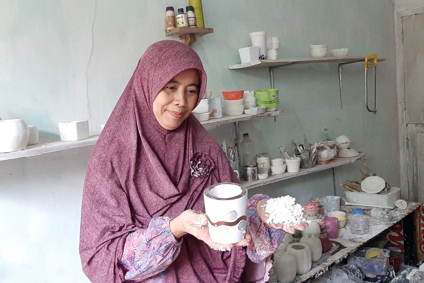 Sampah Stirofoam Diolah Jadi Vas Bunga Bak Keramik