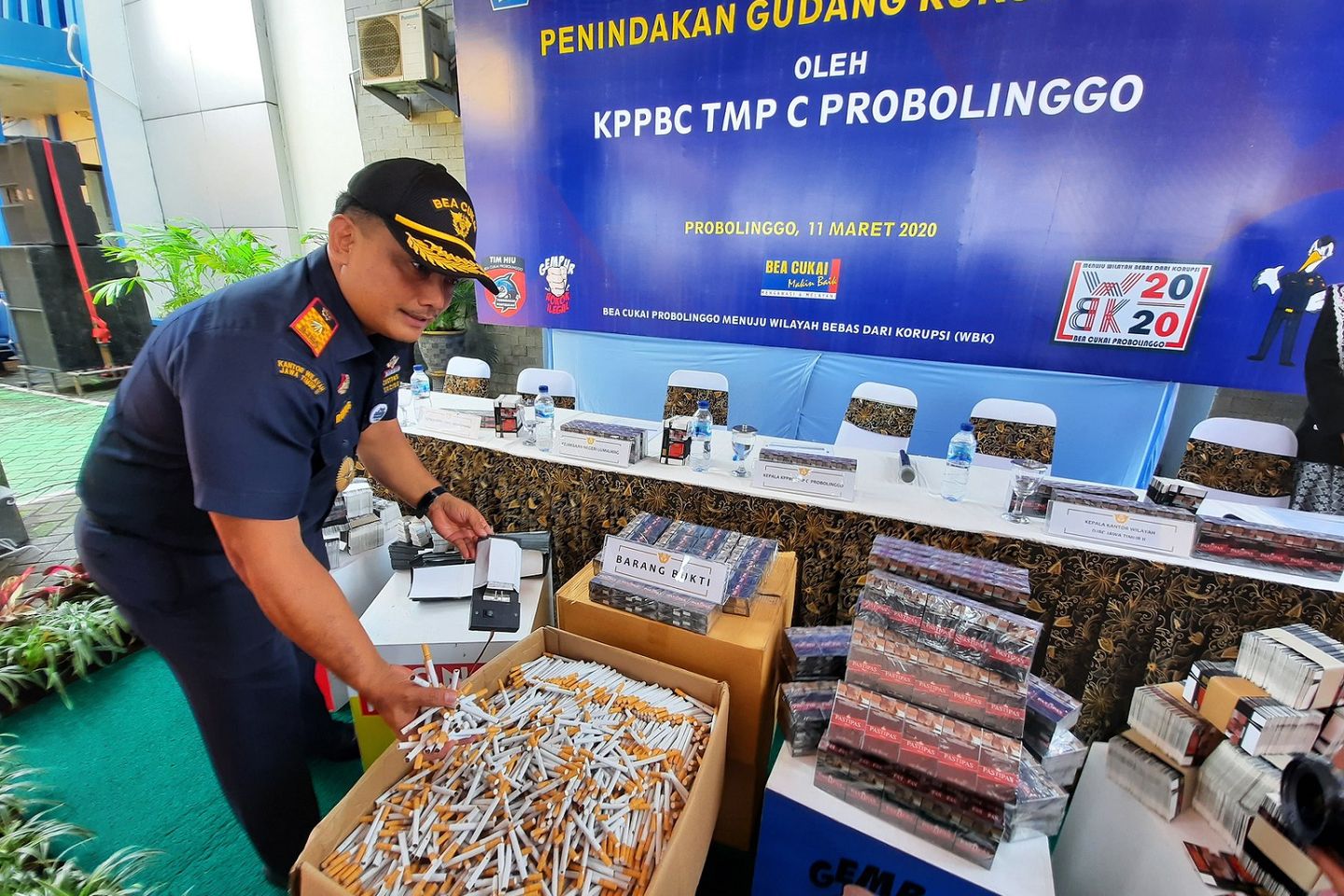 Petugas Bea Cukai Gerebek Gudang Rokok Ilegal Senilai Rp2,5 Miliar