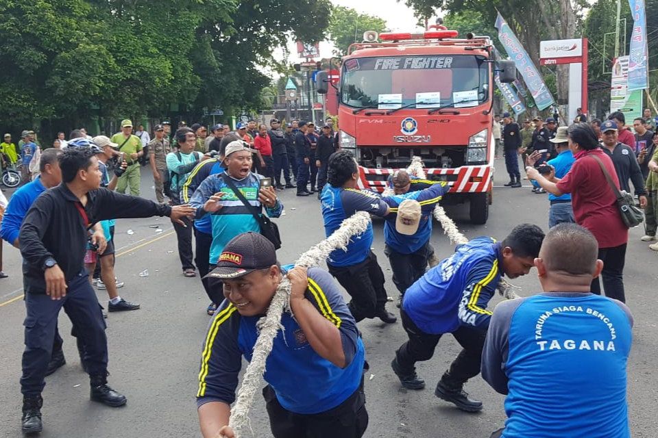 Serunya Lomba Tarik Truk Damkar di Kota Probolinggo