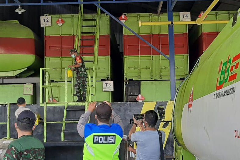 Kompleks Perumahan dan Pabrik di Probolinggo Disemprot Disinfektan