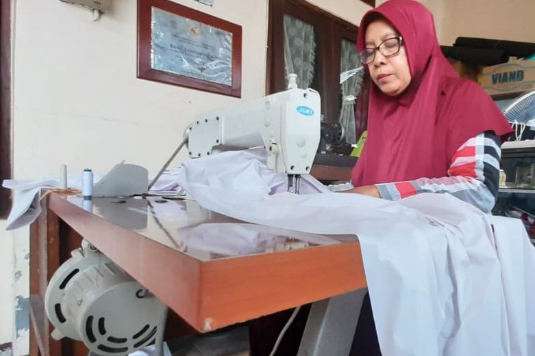 Pakai Dana Pribadi, Ibu-Ibu Ini Jahit Baju Pelindung Tenaga Medis