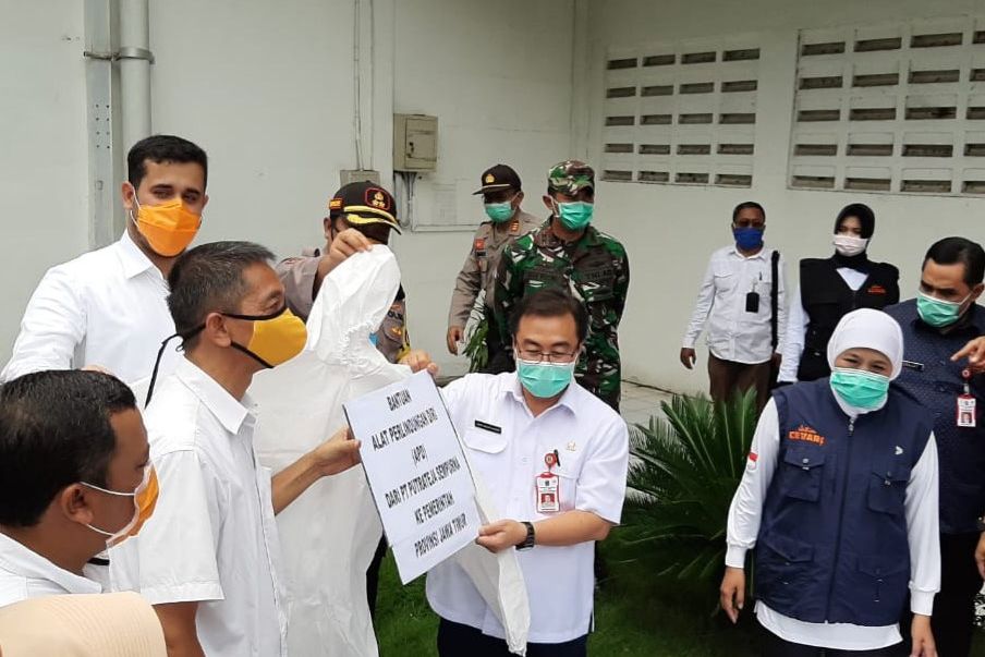 Kunjungi Pabrik APD Corona, Khofifah Minta Kuota Harian untuk Jawa Timur