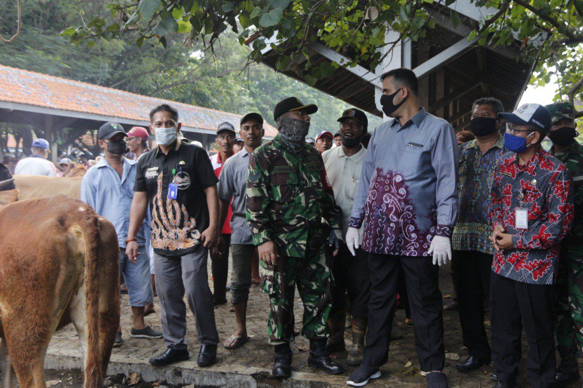 Pasar Sapi di Probolinggo Tetap Buka, Pedagang dan Pembeli Wajib Pakai Masker