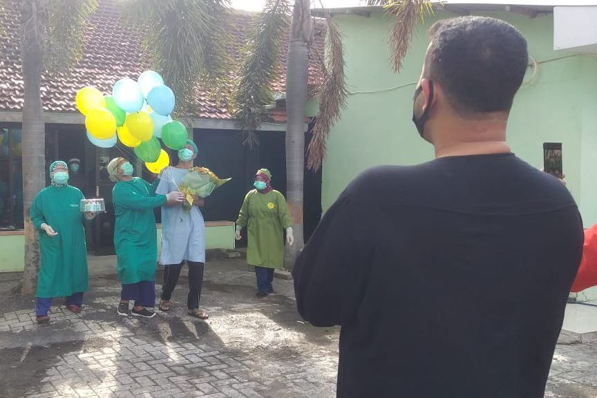 Sembuh dari Covid-19, Pasien Ini Diberi Bunga dan Kue Tart