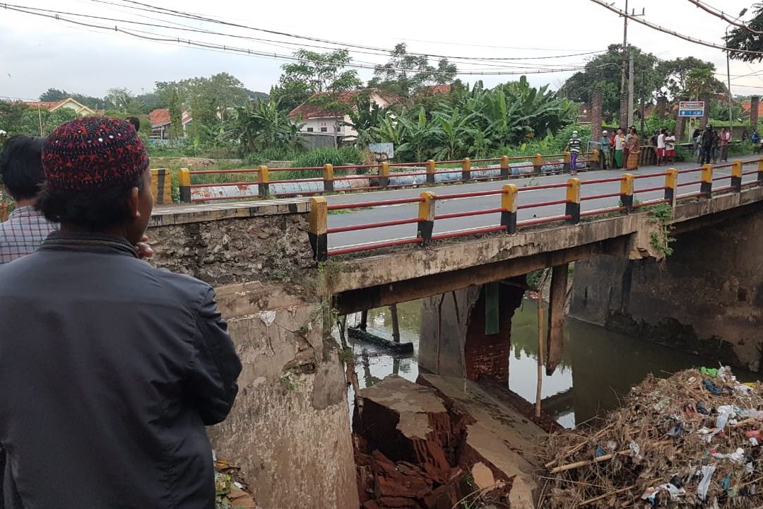 Penyangga Jembatan Jalan Nasional Probolinggo-Lumajang Ambrol