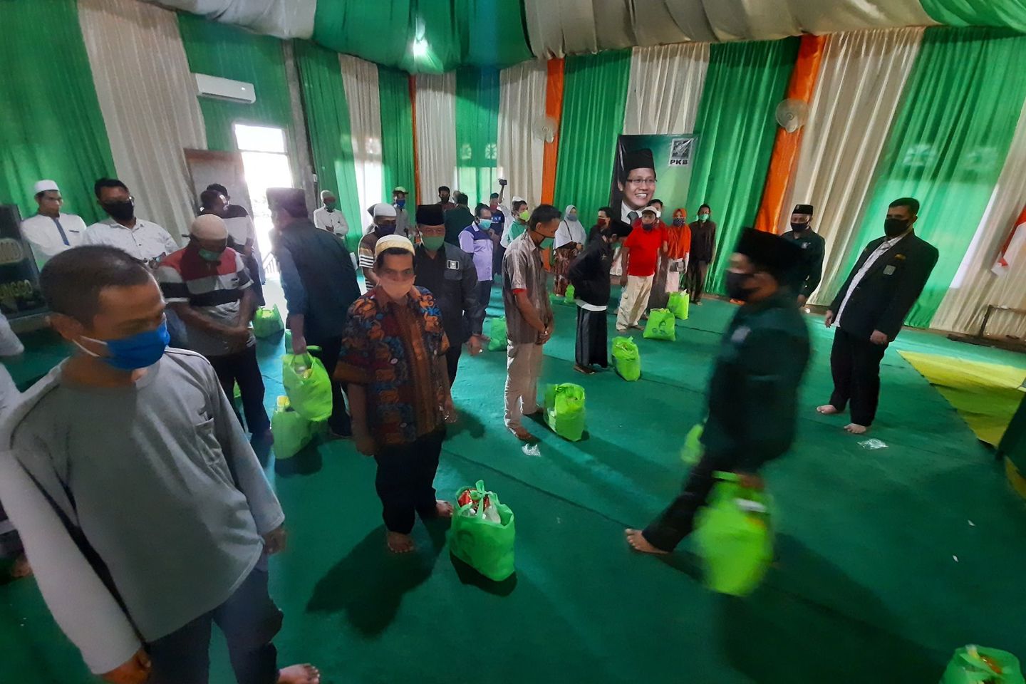 PKB Kota Probolinggo Bagikan Ribuan Paket Sembako bagi Masyarakat Terdampak Covid-19