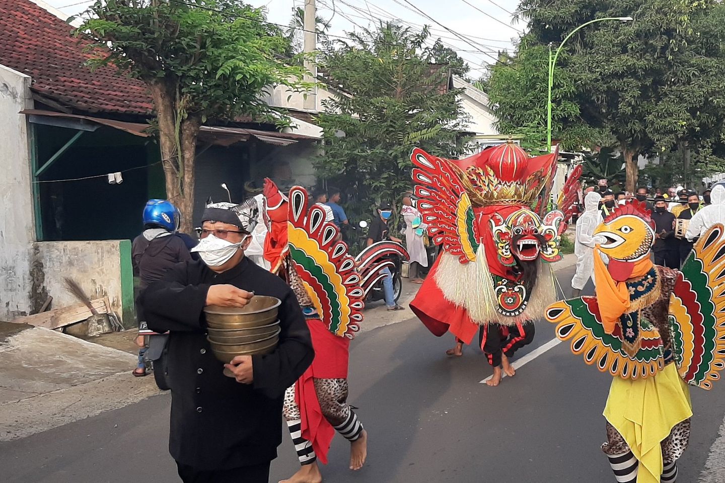 Berharap Akhiri Pandemi, Masyarakat Banyuwangi Arak <em>Barong Ider Bumi</em>