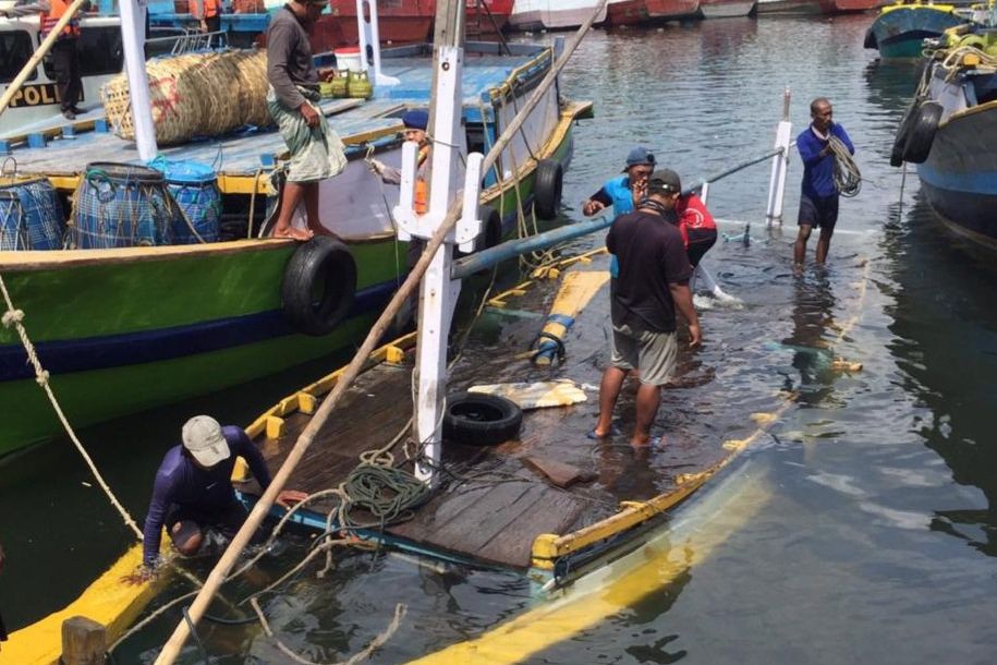 Diduga Melebihi Muatan, Kapal Nelayan Nyaris Tenggelam di Laut Probolinggo