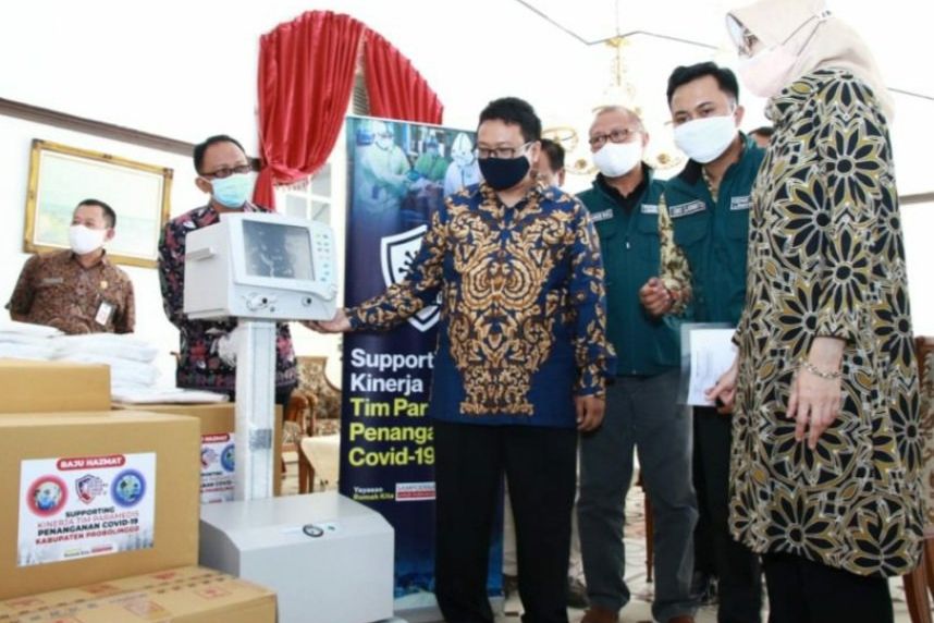 Hadapi Covid-19 Tim Medis Probolinggo Digelontor Bantuan Ribuan APD dan Alkes