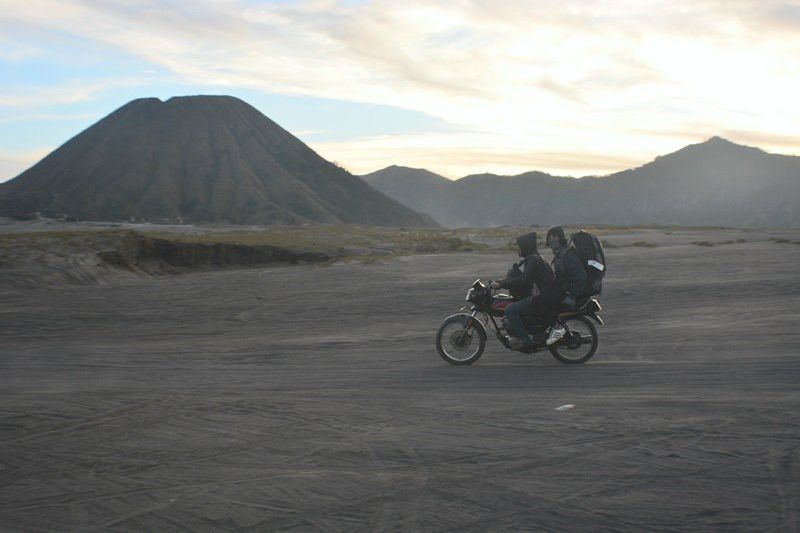 Gunung Semeru Erupsi, Wisata Gunung Bromo Tetap Normal
