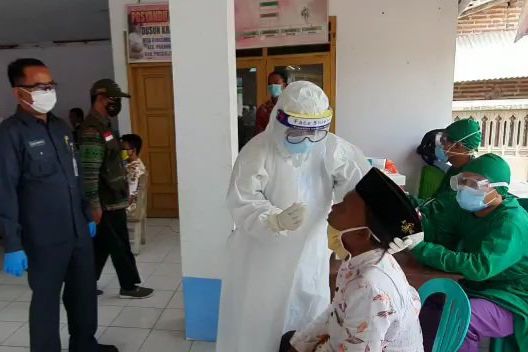 Bongkar Peti Jenazah Pasien Covid-19, Puluhan Warga Jalani <em>Rapid</em> <em>Test</em>