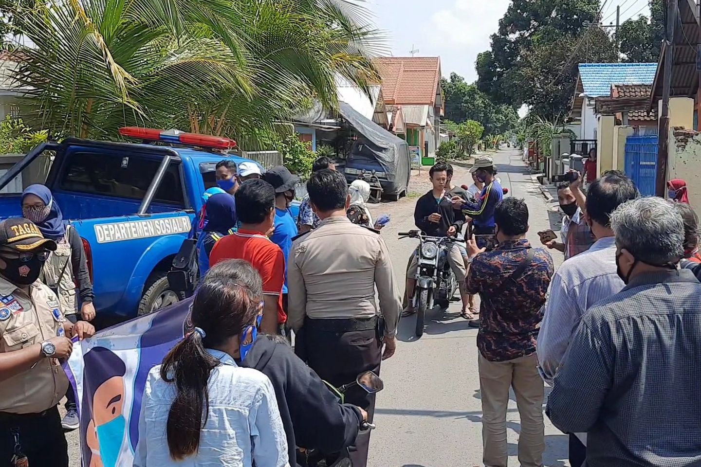 Wartawan dan Tagana Probolinggo Bagikan Masker ke Pengguna Jalan