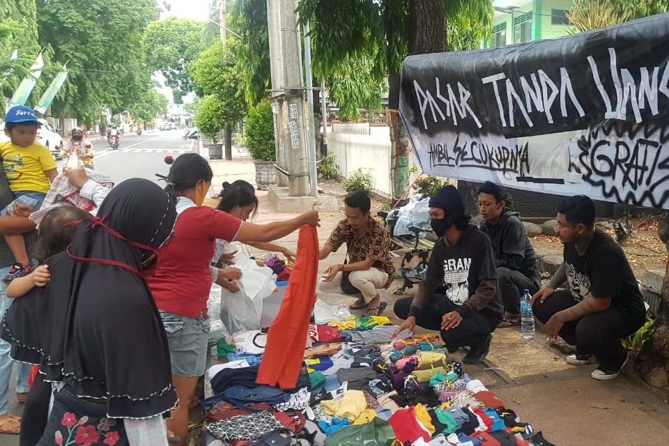 Para Pemuda Ini Buka Lapak Pasar Tanpa Uang, Bagikan Barang bagi Masyarakat Tak Mampu