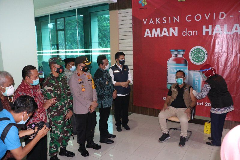 Tinjau Vaksinasi di Gresik, Emil: Tahap Dua akan Dikirim 120 Ribu Vaksin