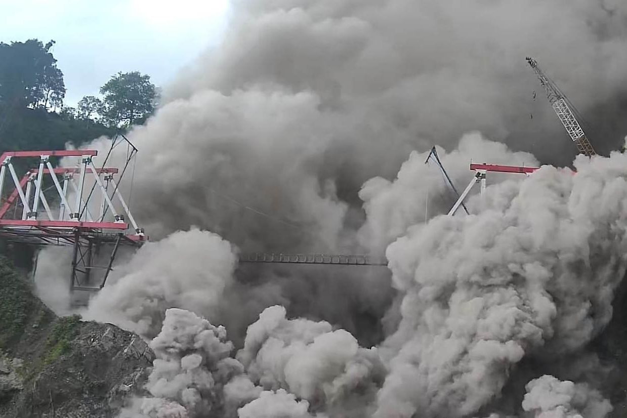 Erupsi Semeru, Dua Jembatan Penghubung Lumajang – Malang Tertutup Abu Vulaknik