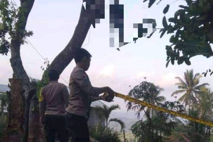 Pemuda Asal Pasuruan Ditemukan Tergantung di Pohon Rambutan 

 