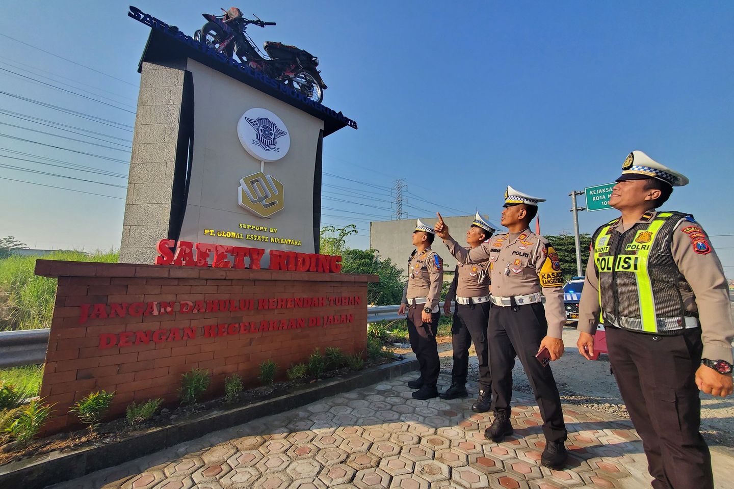 Satlantas Polres Mojokerto Kota Pasang Tugu <em>Safety Riding</em> di Jalur Bypass
