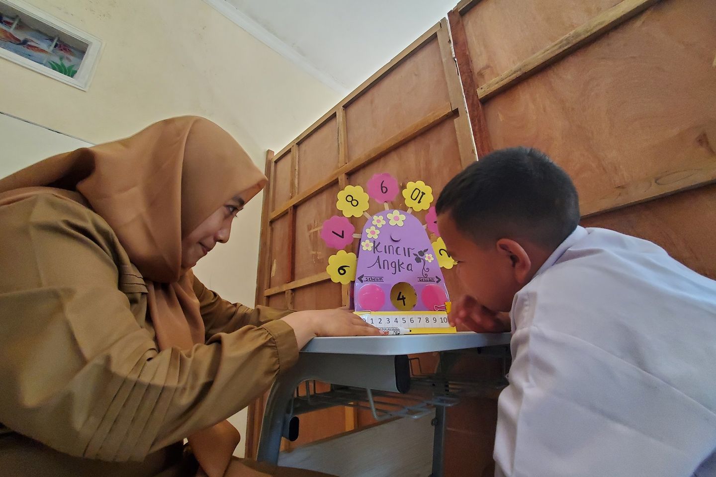 Melihat Anak-Anak SLB di Mojokerto Belajar Menggunakan Kincir Angka