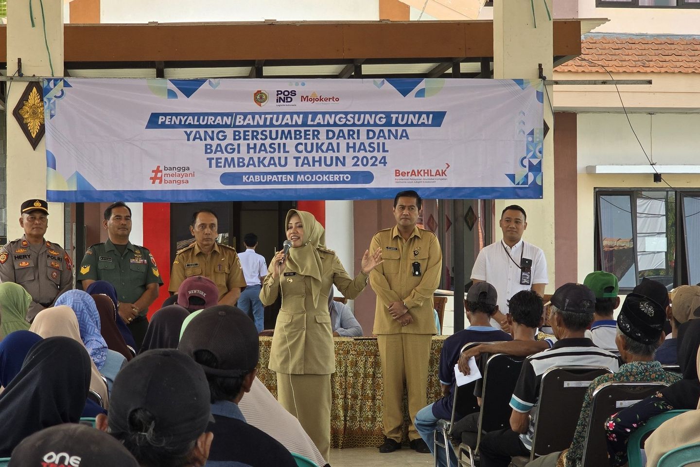 Bupati Ikfina Salurkan Bantuan DBHCHT pada 1.690 Warga Mojokerto