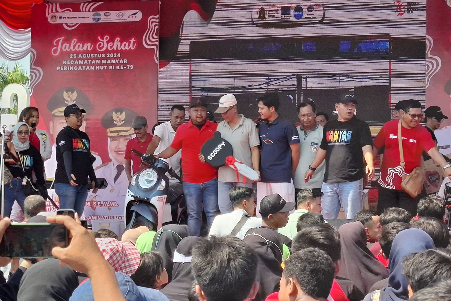 Belasan Ribu Warga Kecamatan Manyar Gresik Ikuti Jalan Sehat Berhadiah Motor