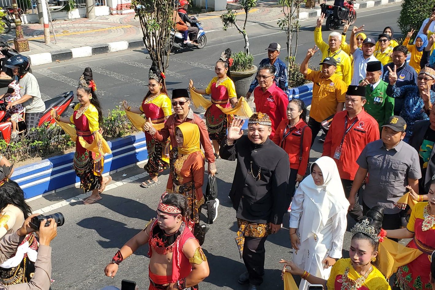 Diusung 16 Parpol, Ita-Sandi Daftar ke KPU Kota Mojokerto