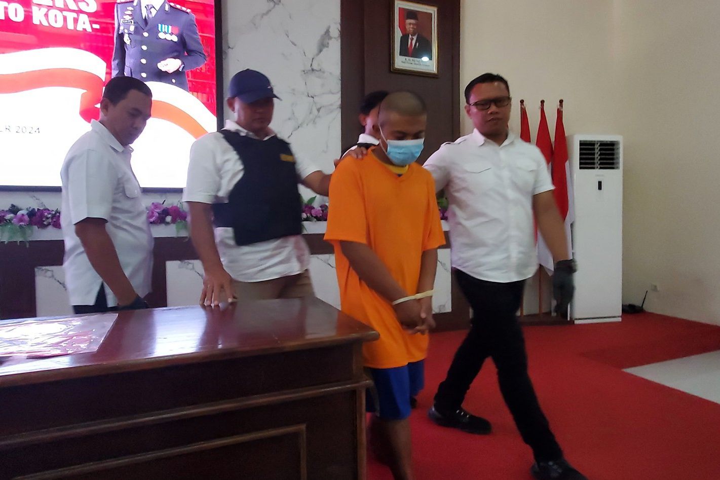 Ditangkap di Mojokerto, Suami Jual Istri dengan Layanan Seks Threesome